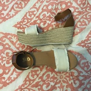 Tan flat form size 7- fits like an 7.5